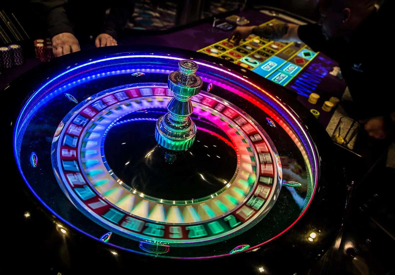 Casinomhub canlı casino atmosferi — ışıklı rulet çarkı